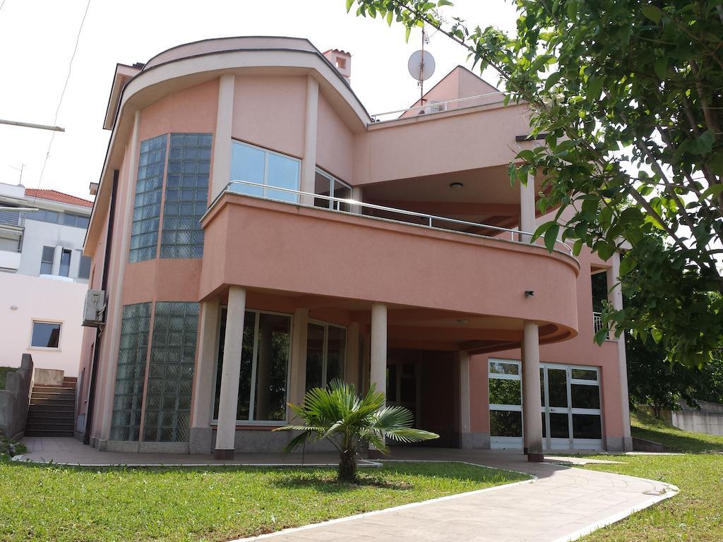 Apartments Seafront Villa Pula Exterior foto
